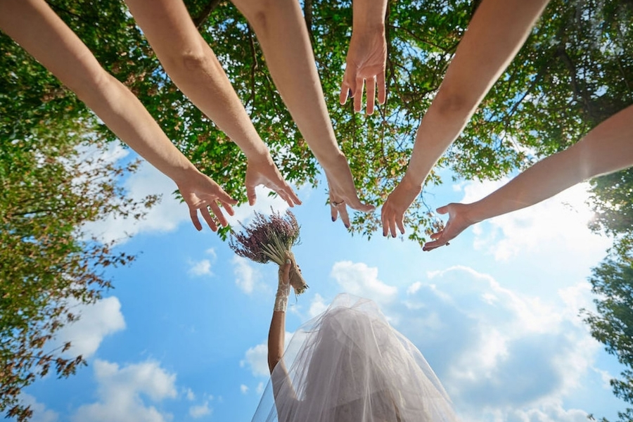 Perché si lancia il bouquet: viaggio nella tradizione