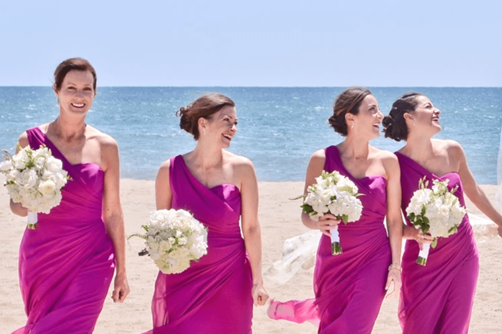 Gli abiti da cerimonia perfetti per un matrimonio in spiaggia