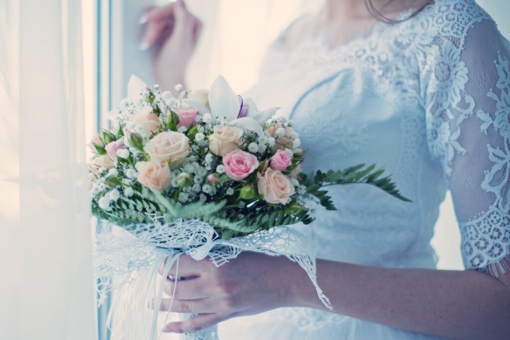 come abbinare il bouquet all'abito da sposa