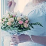 come abbinare il bouquet all'abito da sposa